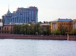 Вид на дом с набережной Робеспьера Вид на дом с набережной Робеспьера