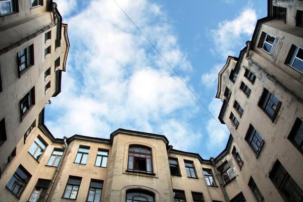 Квартира обращена окнами в просторный двор