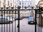 Закрытый двор, мощенный плиткой. Закрытый двор, мощенный плиткой.