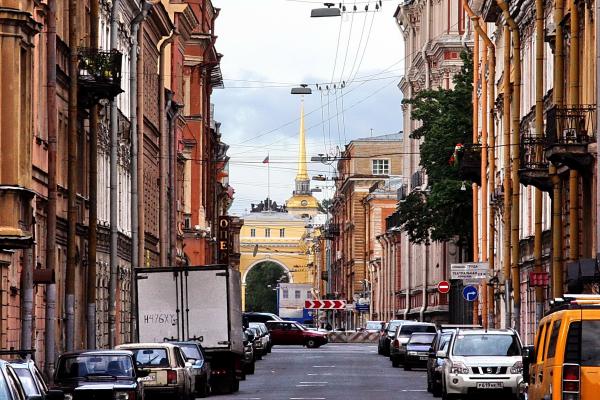 Галерная улица от дома к СЕНАТУ