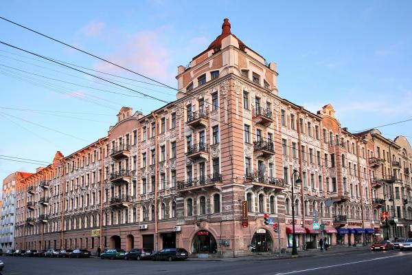 Дом на Каменноостровском проспекте угол улицы Чапыгина